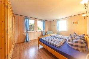Schlafzimmer mit einem Bett und einem Fenster in der Unterkunft Ferienhäuser Suhrendorf in Ummanz