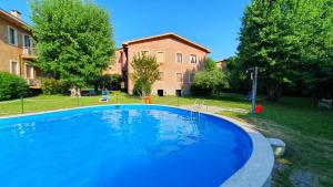 een groot blauw zwembad voor een gebouw bij EDDA - Regarda Travel in Lazise