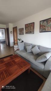 een woonkamer met een bank en een tafel bij La CASUCA De TINA in Prellezo