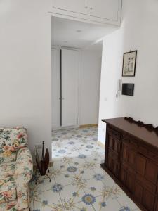 ein Wohnzimmer mit einem Sofa und einem Tisch in der Unterkunft The House Of The Sunbeam in Neapel