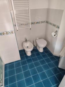 ein Bad mit einem WC und einem Bidet in der Unterkunft The House Of The Sunbeam in Neapel