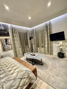 - une chambre avec un lit et une table devant une fenêtre dans l'établissement Villa Night Pearl, à Trogir