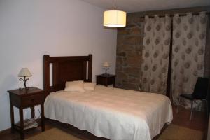 Uma cama ou camas num quarto em Alojamento Rural Casa da Eira