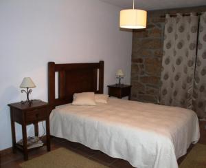 Uma cama ou camas num quarto em Alojamento Rural Casa da Eira
