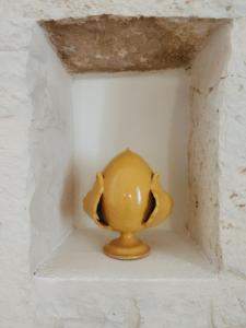eine gelbe Vase, die in einer Nische in einer Wand sitzt in der Unterkunft Casa De Amicis in Sammichele di Bari