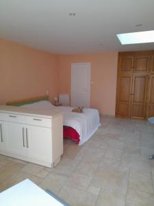 1 dormitorio con 1 cama blanca en una habitación en Chambre d'hôte La Blénie en Gignac