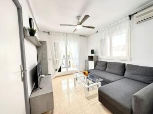 Μια τηλεόραση ή/και κέντρο ψυχαγωγίας στο Apartment ZuMiFra with swimming pool, 300 m from the sea, with beautiful sandy beach La Mata