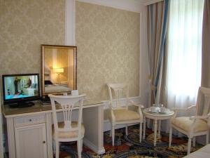 Televízia a/alebo spoločenská miestnosť v ubytovaní Hotel Saint Petersburg