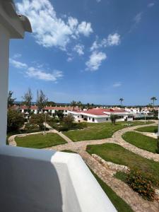 uma vista da varanda de uma casa em Playa Son Bou, Menorca em Son Bou