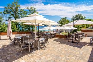 Um restaurante ou outro lugar para comer em Blue Waves Resort