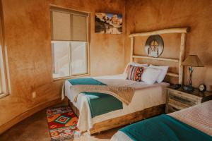 Zion White Bison Glamping & RV Resort客房内的一张或多张床位