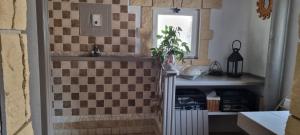 瓦隆蓬達克的住宿－Chambre L'Orchidée，厨房设有瓷砖墙壁和窗户。