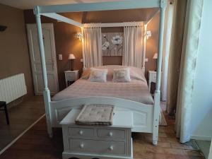 Postel nebo postele na pokoji v ubytování Demeure d'antan