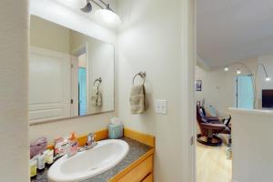 Phòng tắm tại Creekside Retreat C203 +11 ảnh