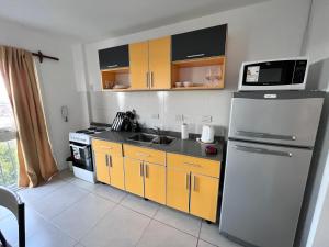 Kuchyň nebo kuchyňský kout v ubytování Hermoso departamento con vista al Canal Beagle