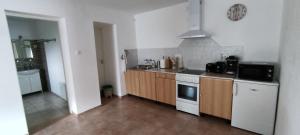 uma cozinha com um lavatório e um fogão em Andrea vendégház em Egerszólát