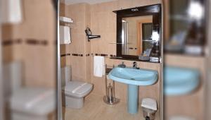 Koupelna v ubytování Apartamentos Turisticos Dormi2 + 28 fotografií