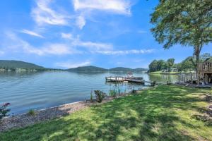 Elle offre une vue sur un lac avec un quai. dans l'établissement Lakeside Paradise- 4BR Retreat on Neely Henry Lake home, 