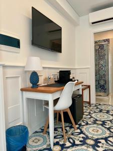 Uma TV ou centro de entretenimento em TEA Luxury - Praia a Mare