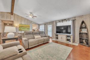 sala de estar con sofá y TV en Lakeside Paradise- 4BR Retreat on Neely Henry Lake home 