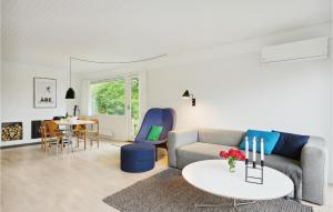 un soggiorno con divano e tavolo di Cozy Home In Niv With Kitchen a Nivå