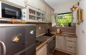 Virtuvė arba virtuvėlė apgyvendinimo įstaigoje Lovely Home In Ploce With Sauna
