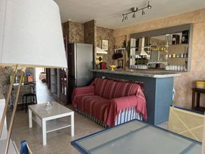 - un salon avec un canapé rouge et une table dans l'établissement Panorama, à Palavas-les-Flots