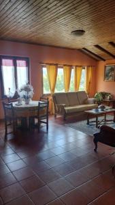 ein Wohnzimmer mit einem Tisch und einem Sofa in der Unterkunft Casa vacanza Il Podere in Teulada