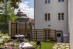 A garden outside Nova Compostela Apartments
