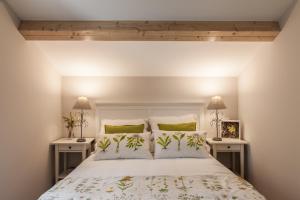 A bed or beds in a room at Nova Compostela Apartments