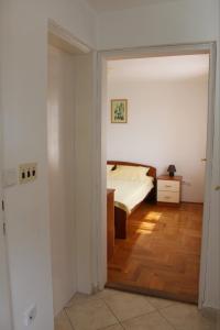 - une chambre avec un lit et du parquet dans l'établissement Apartman Maslovar, à Kotor