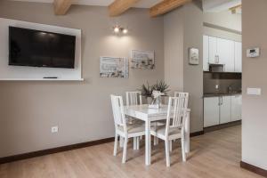 A kitchen or kitchenette at Nova Compostela Apartments