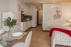 A kitchen or kitchenette at Nova Compostela Apartments