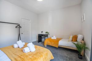 ein Schlafzimmer mit zwei Betten und einem Schreibtisch in der Unterkunft Central 2 Bedroom House-Parking in Bishop Auckland