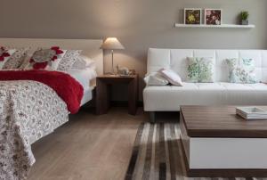 A bed or beds in a room at Nova Compostela Apartments