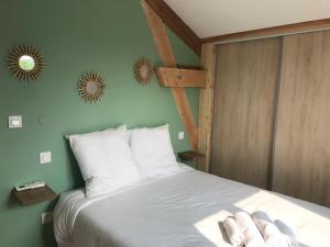 - une chambre avec un lit et 2 serviettes dans l'établissement Villa, 4 chambres, jardin, Barbecue, à Orange