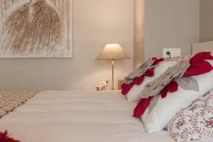 A bed or beds in a room at Nova Compostela Apartments