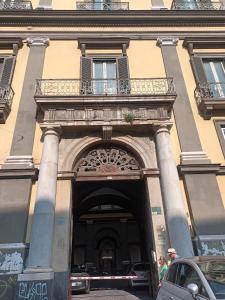 ナポリにあるLa finestra sul Vesuvioのバルコニー付きの建物への入り口