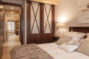 A bed or beds in a room at Nova Compostela Apartments