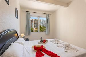 A bed or beds in a room at Apartamento Arenal 3 - PlusHolidays