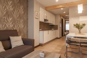A kitchen or kitchenette at Nova Compostela Apartments