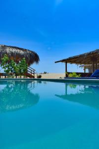 a swimming pool with a beach in the background at Casa Lodge (primera fila) in Vichayito
