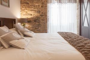 A bed or beds in a room at Nova Compostela Apartments