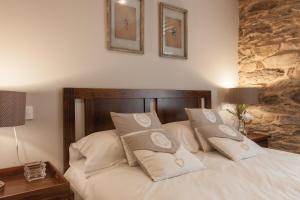 A bed or beds in a room at Nova Compostela Apartments