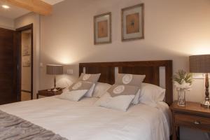 A bed or beds in a room at Nova Compostela Apartments