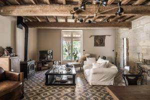 a living room with a couch and a table at Mas Volver Camargue in Arles