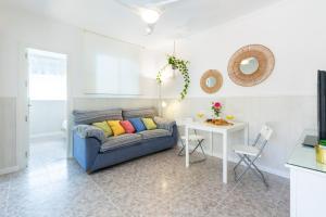 Posezení v ubytování WintowinRentals Close to the beach, Private Terrace & Parking