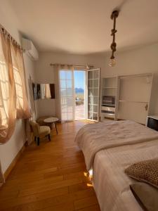 a bedroom with a bed and a desk and a window at CASA DI CAJUCAN in Poggio-dʼOletta