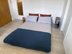 een slaapkamer met een groot bed met blauwe en witte lakens bij A casa di Ada [127] in Pescara