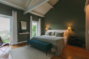 Ervedosa do DouroにあるVentozelo Hotel & Quintaのベッドと緑の壁のある寝室